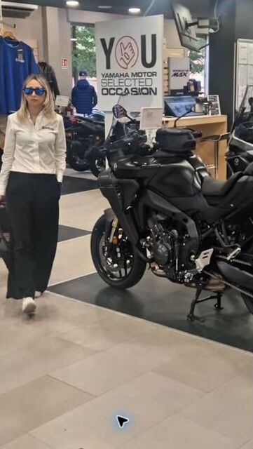 Raffaella Bilotta accanto a una Yamaha da viaggio