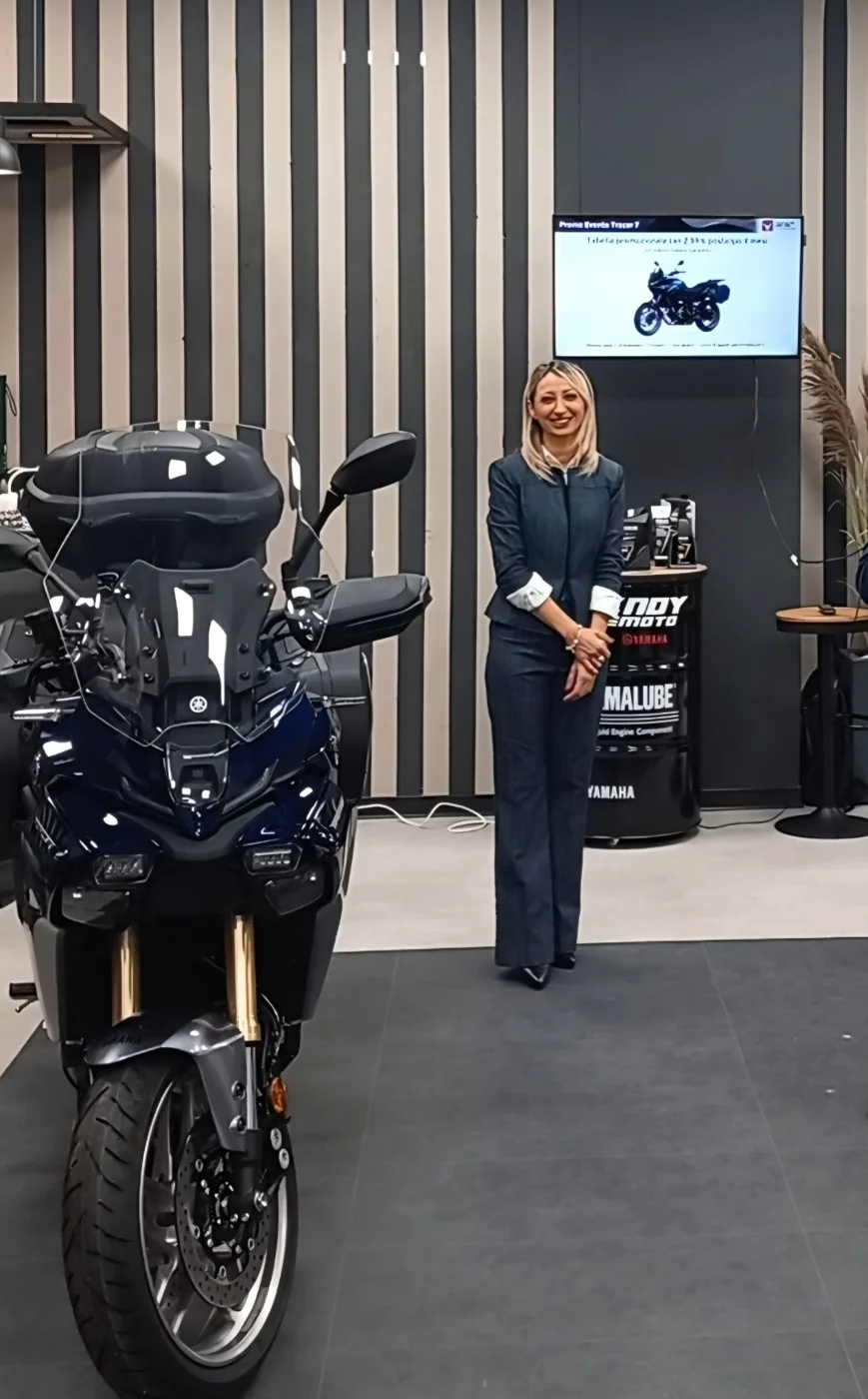 Raffaella Bilotta accanto a una moto Yamaha durante la presentazione