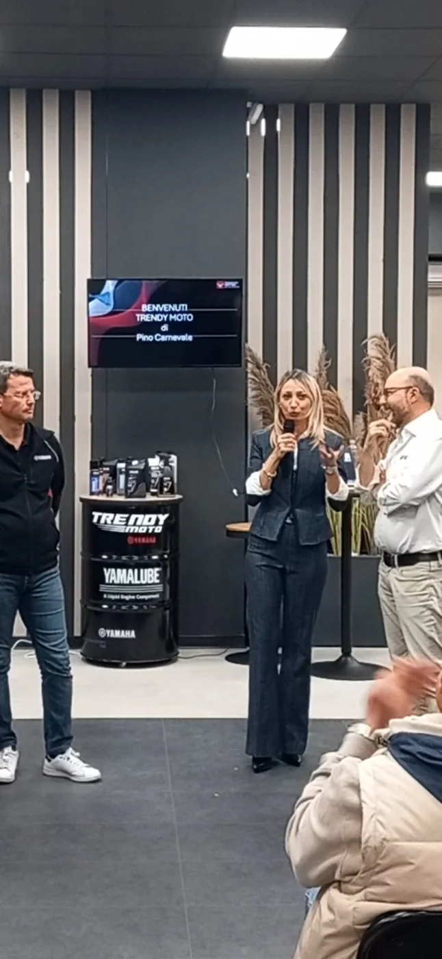 Raffaella Bilotta parla al pubblico durante la presentazione Yamaha