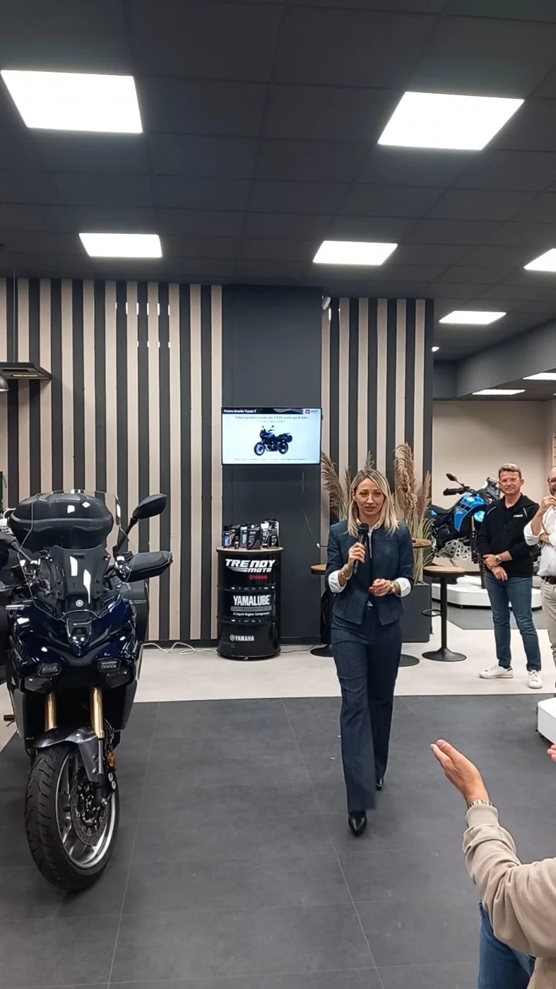 Raffaella Bilotta con il microfono alla presentazione Yamaha